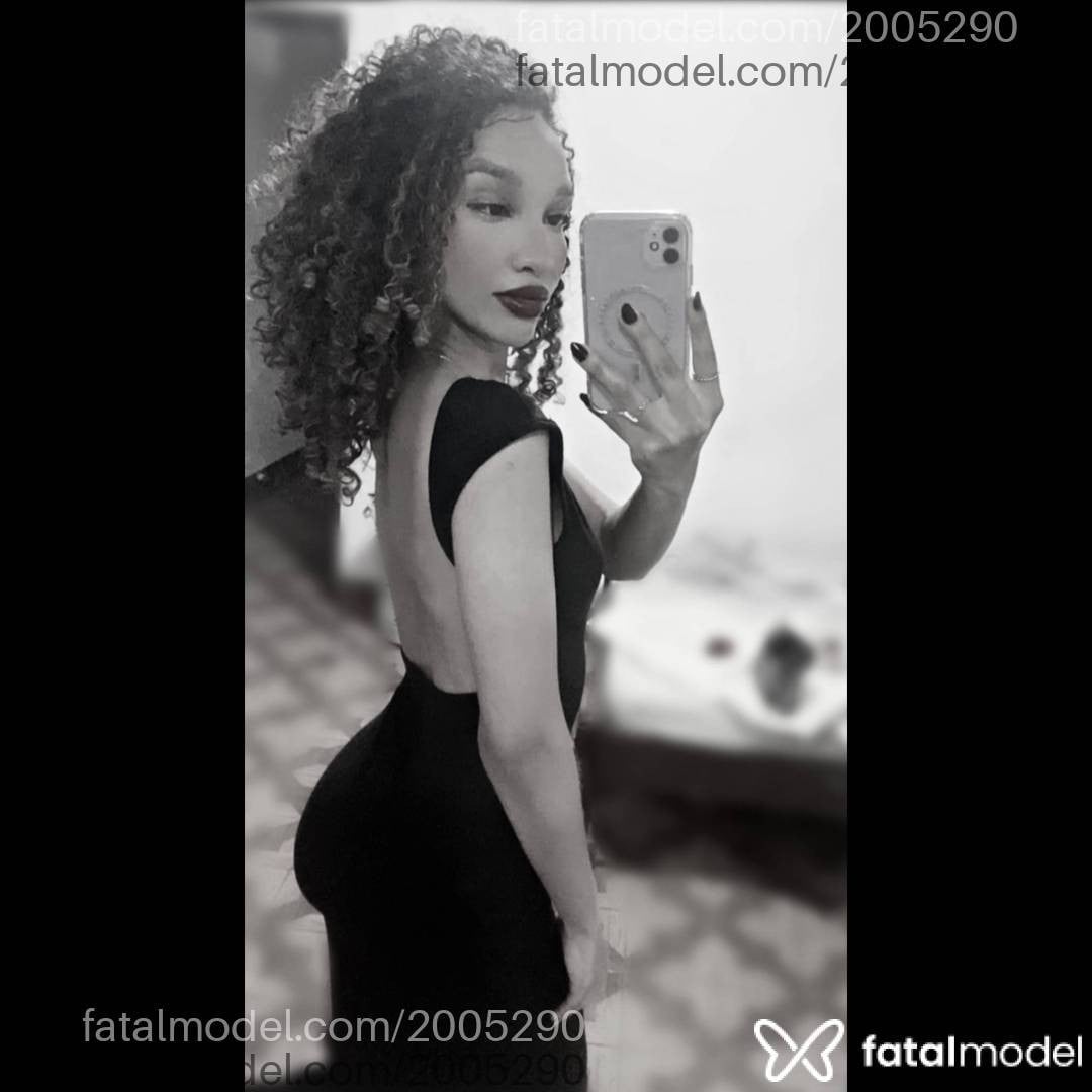 Acompanhante mulher loira (o) de olhos castanhos - Yaas