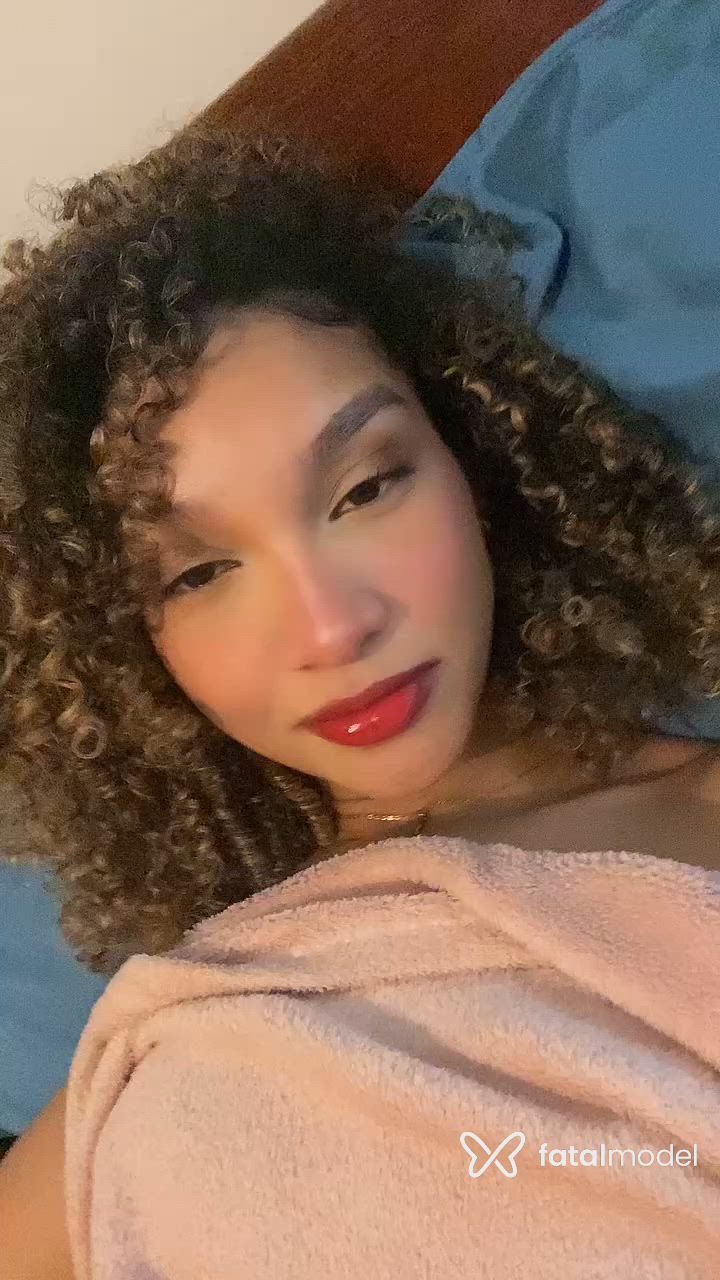 Acompanhante mulher loira (o) de olhos castanhos - Yaas