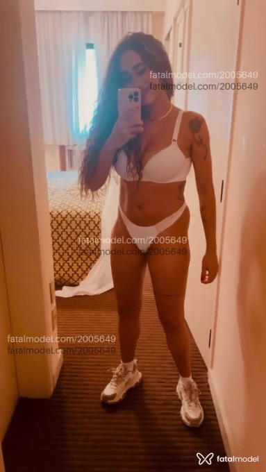 Acompanhante mulher com cabelo castanho de olhos castanhos em Virtual Acompanhante mulher com cabelo castanho de olhos castanhos em Virtual - Roberta