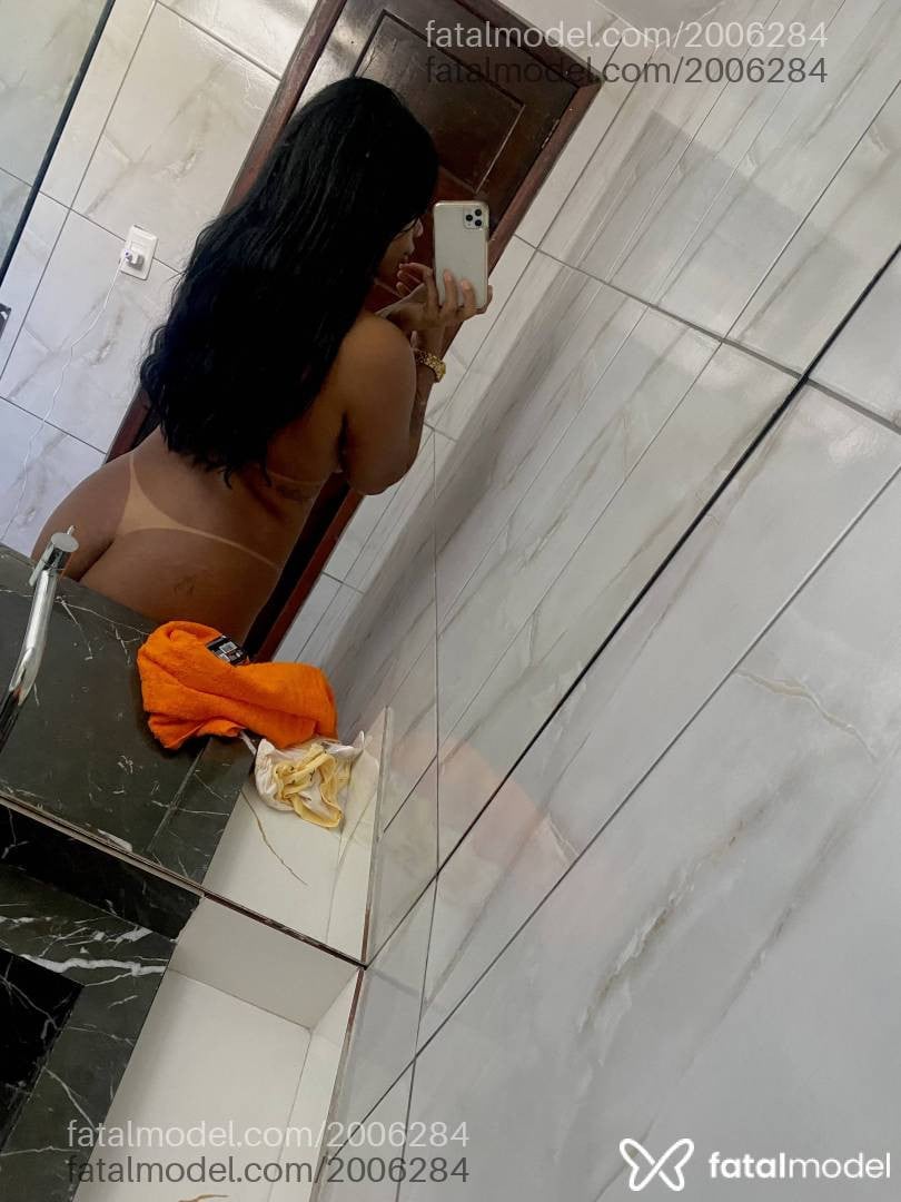 Acompanhante mulher morena (o) de olhos pretos - Valentina