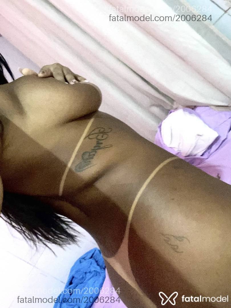 Acompanhante mulher morena (o) de olhos pretos - Valentina