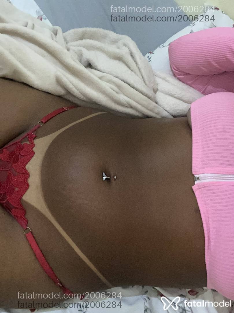 Acompanhante mulher morena (o) de olhos pretos - Valentina