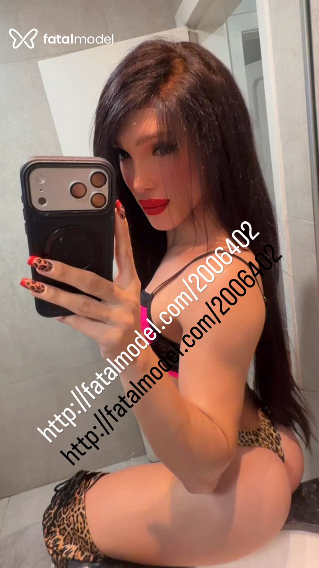 Acompanhante mulher trans com cabelo castanho de olhos castanhos - Heloísa