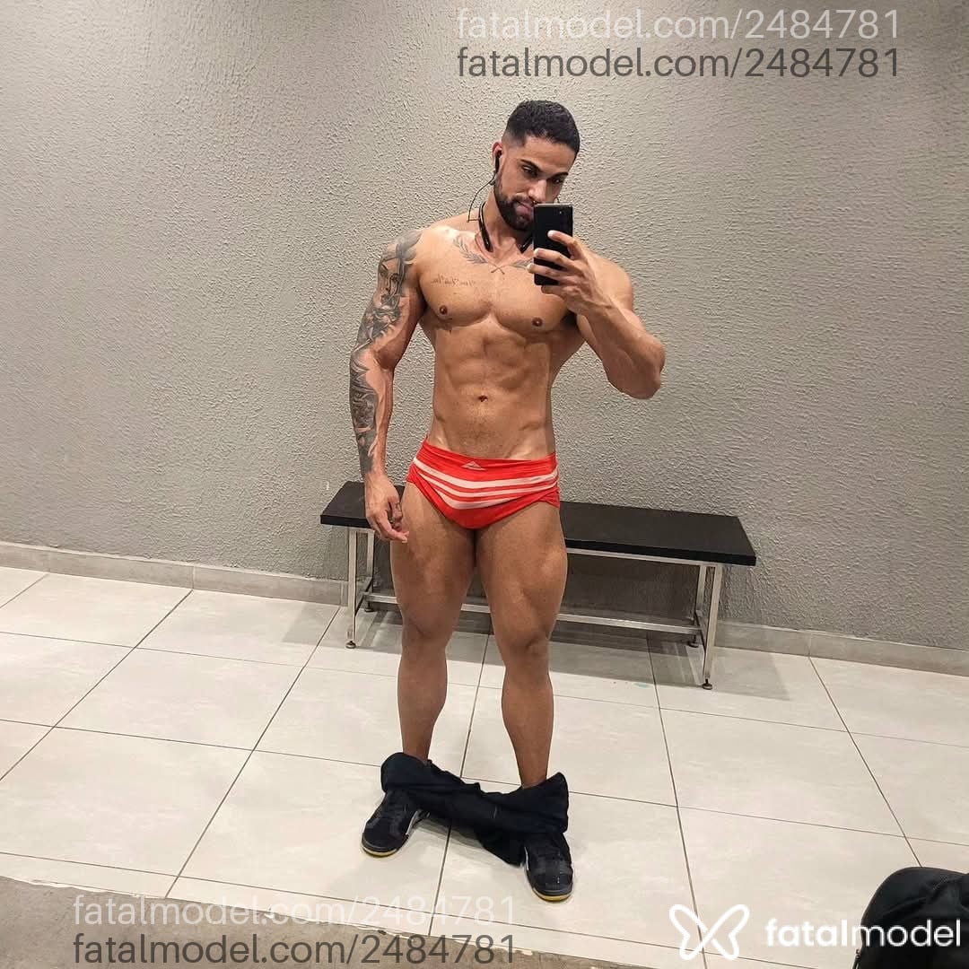Acompanhante homem com cabelo castanho de olhos castanhos em São Paulo Acompanhante homem com cabelo castanho de olhos castanhos em São Paulo - Enzo Ferrari