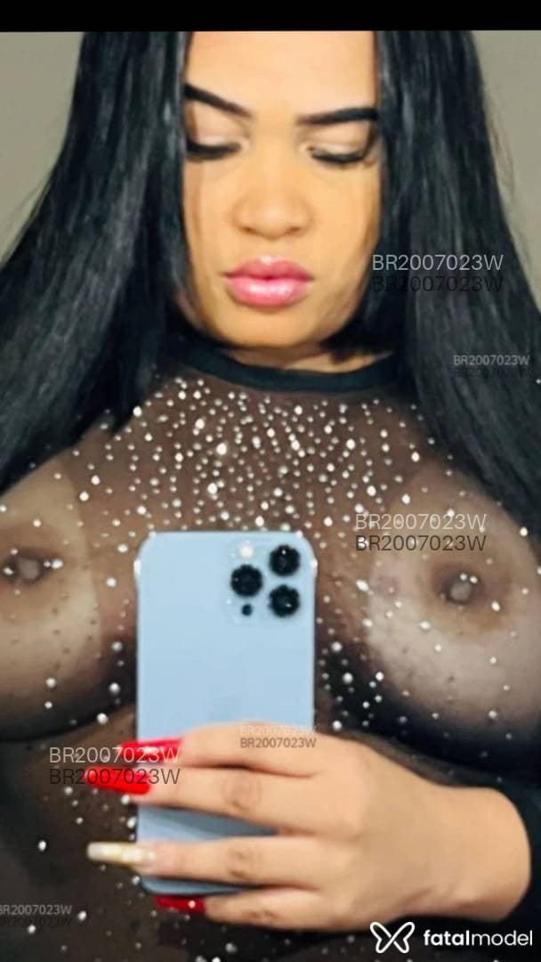 Acompanhante mulher com cabelo castanho de olhos castanhos - Liz Araujo Acompanhante mulher com cabelo castanho de olhos castanhos - Liz Araujo