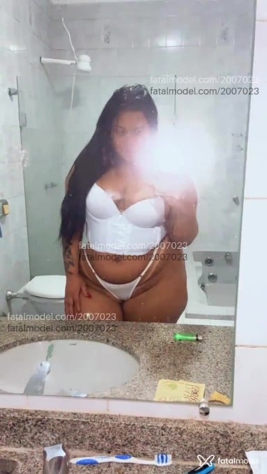 Acompanhante mulher com cabelo castanho de olhos castanhos - Liz Araujo Acompanhante mulher com cabelo castanho de olhos castanhos - Liz Araujo