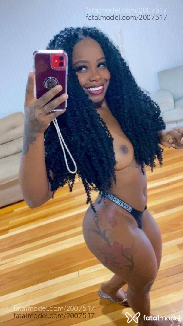 Acompanhante mulher morena (o) de olhos pretos - Iza Black