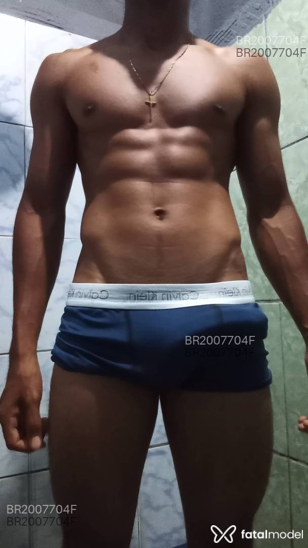 Acompanhante homem loira (o) de olhos pretos - Preto Amargo Acompanhante homem loira (o) de olhos pretos - Preto Amargo