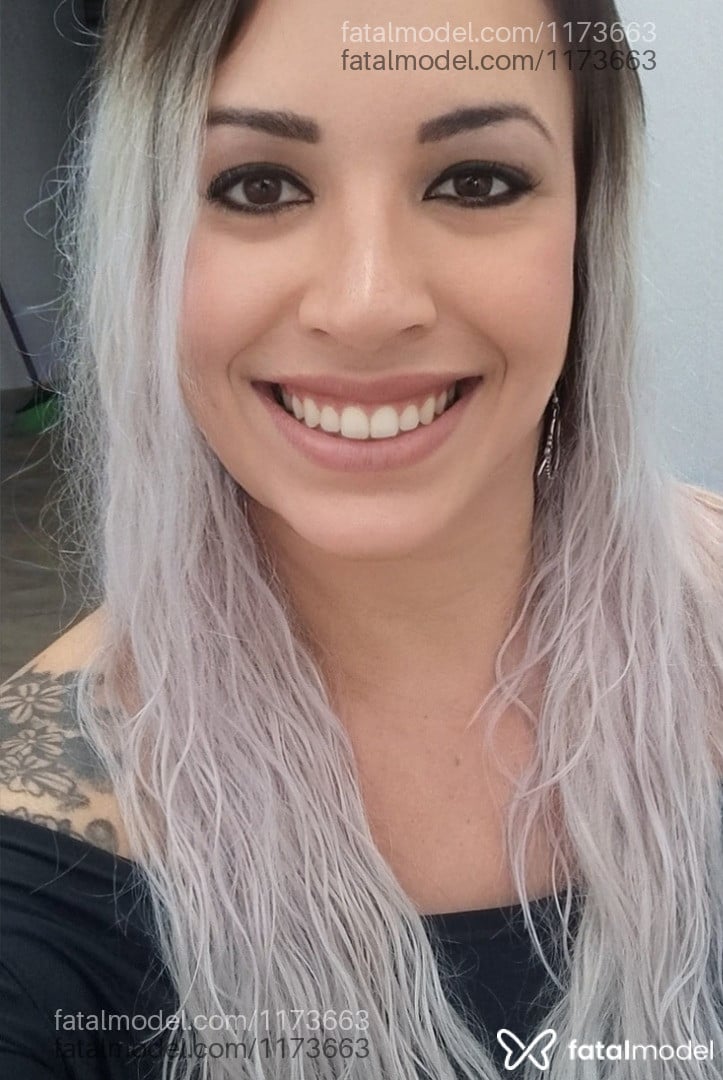 Acompanhante mulher loira (o) de olhos castanhos - Ju esperiente