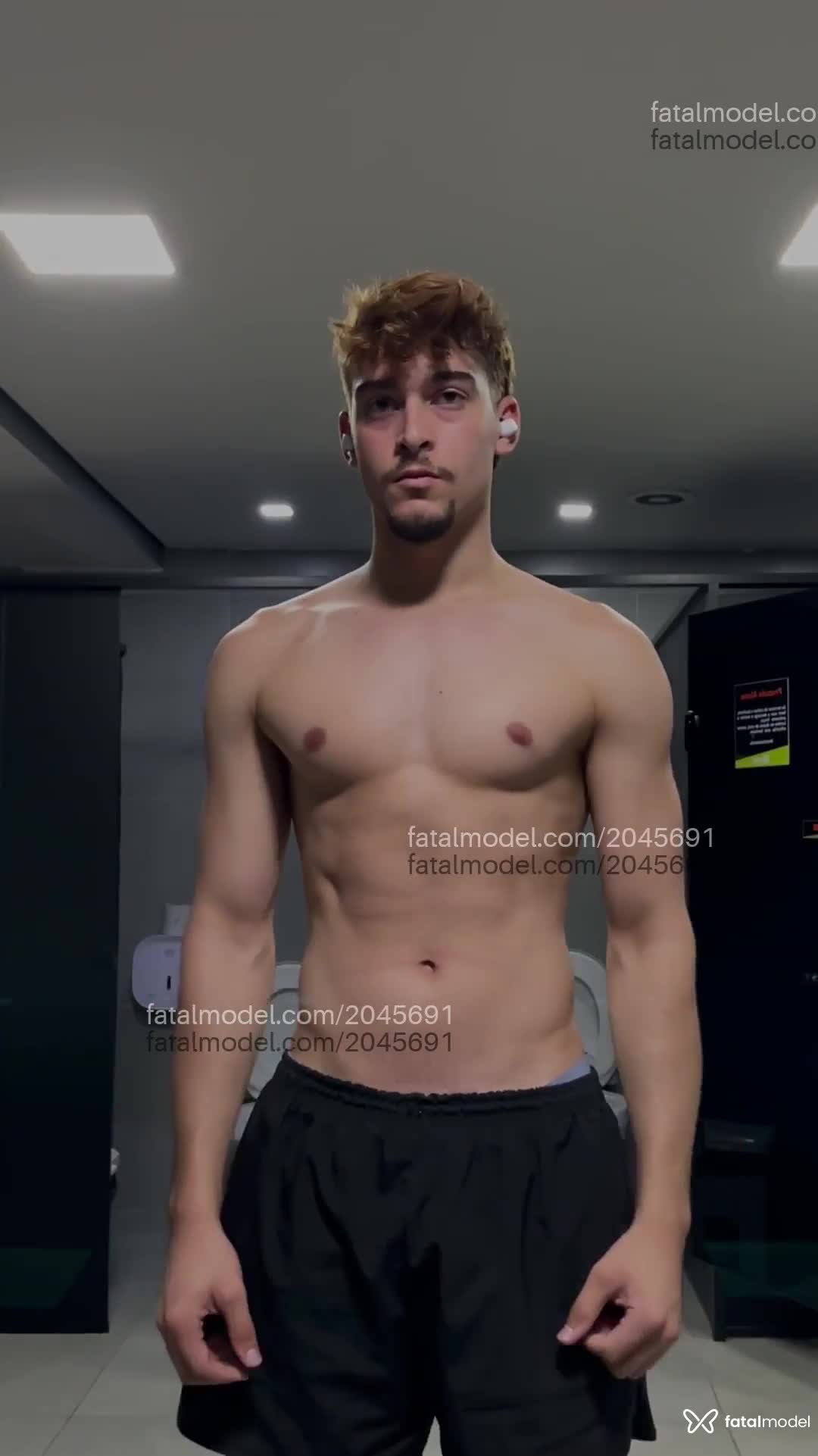 Acompanhante homem com cabelo castanho de olhos castanhos em Virtual Acompanhante homem com cabelo castanho de olhos castanhos em Virtual - Matheus