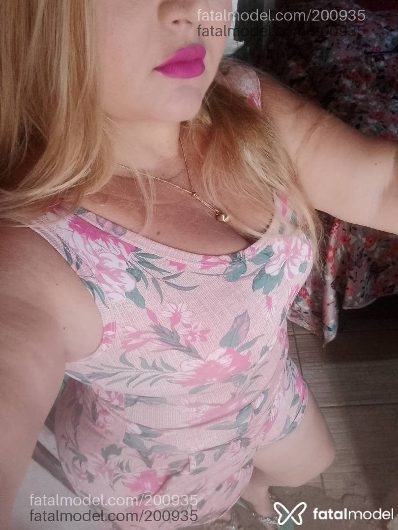 Acompanhante mulher loira (o) de olhos castanhos - Lorena