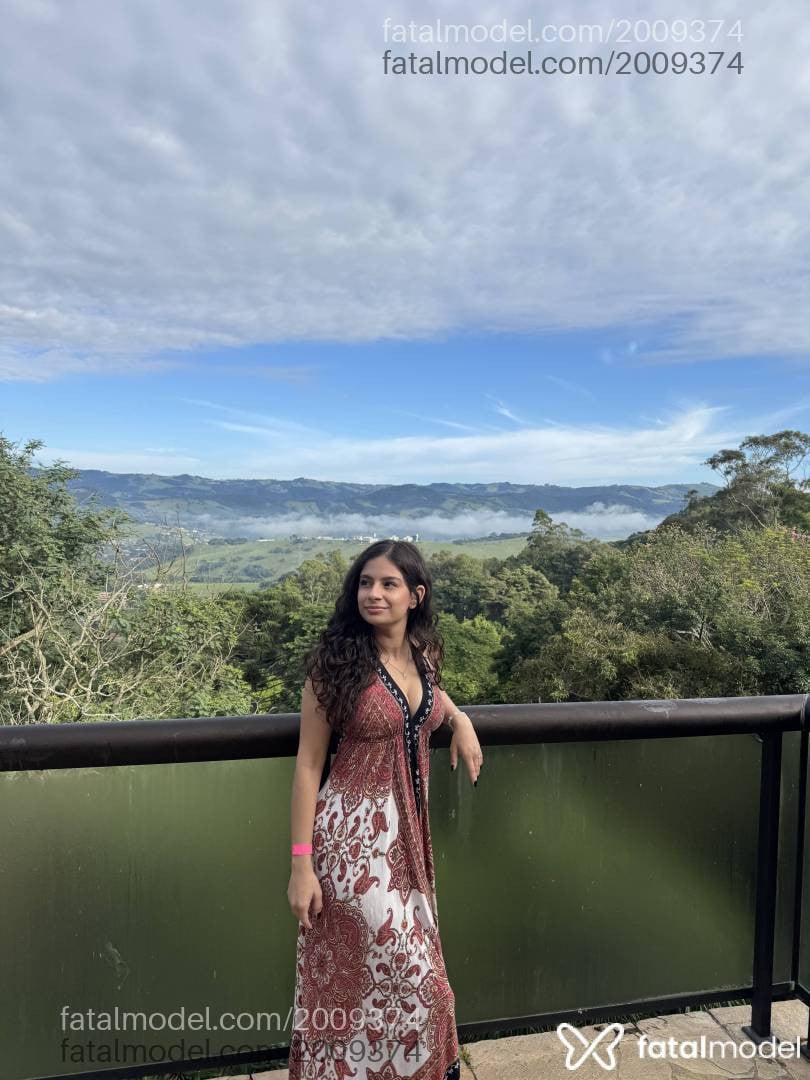 Acompanhante mulher com cabelo castanho de olhos castanhos em Campinas Acompanhante mulher com cabelo castanho de olhos castanhos em Campinas - Isa Gênova