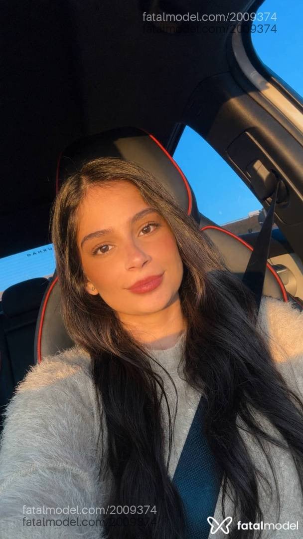 Acompanhante mulher com cabelo castanho de olhos castanhos em Campinas Acompanhante mulher com cabelo castanho de olhos castanhos em Campinas - Isa Gênova