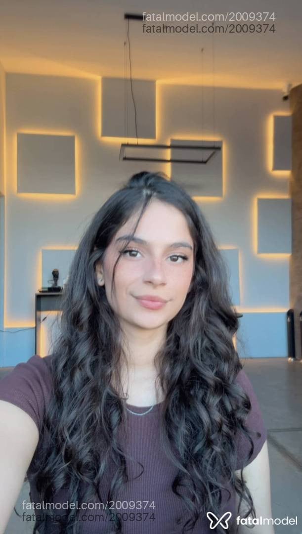 Acompanhante mulher com cabelo castanho de olhos castanhos em Campinas Acompanhante mulher com cabelo castanho de olhos castanhos em Campinas - Isa Gênova