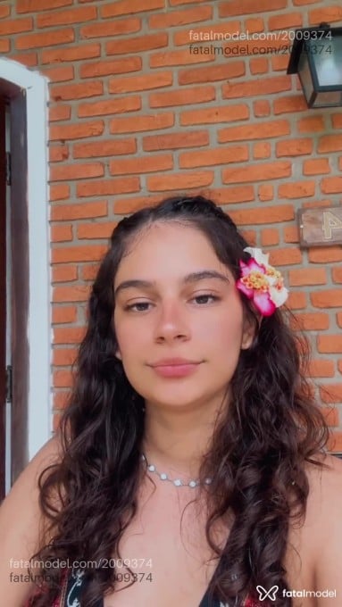 Acompanhante mulher com cabelo castanho de olhos castanhos em Campinas Acompanhante mulher com cabelo castanho de olhos castanhos em Campinas - Isa Gênova