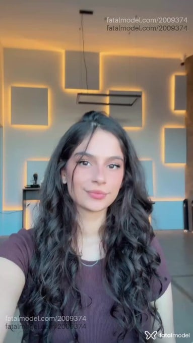 Acompanhante mulher com cabelo castanho de olhos castanhos em Campinas Acompanhante mulher com cabelo castanho de olhos castanhos em Campinas - Isa Gênova