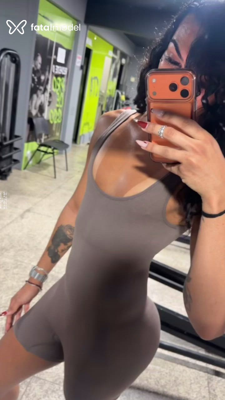 Acompanhante mulher trans morena (o) de olhos pretos - Nicolly Rosa