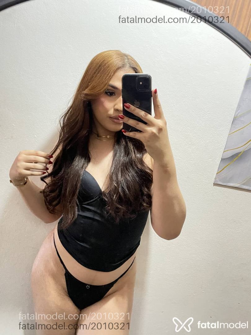 Acompanhante mulher trans morena (o) de olhos castanhos - Stella