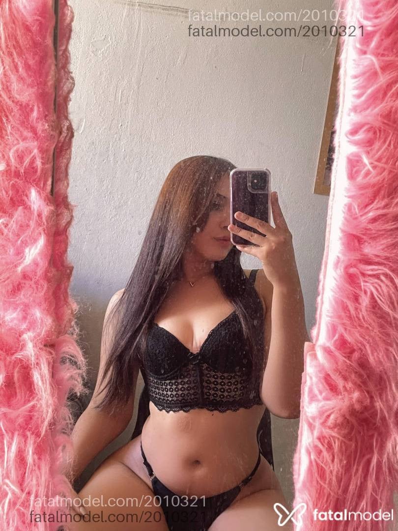 Acompanhante mulher trans morena (o) de olhos castanhos - Stella