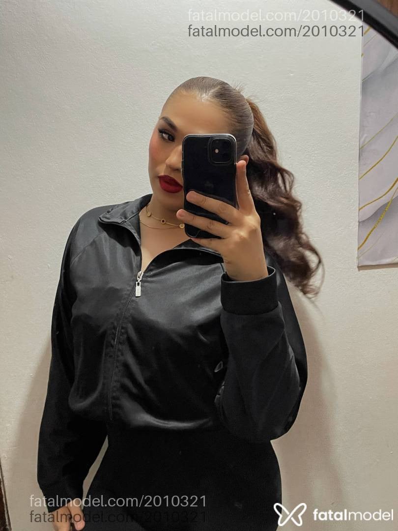 Acompanhante mulher trans morena (o) de olhos castanhos - Stella