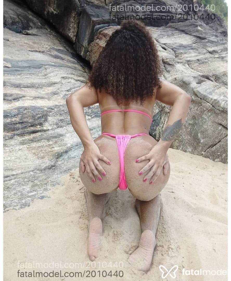 Acompanhante mulher com cabelo castanho de olhos mel - Morena Praiana