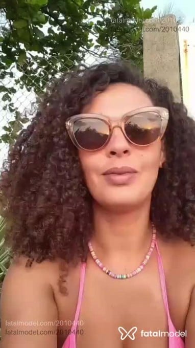 Acompanhante mulher com cabelo castanho de olhos mel em Catanduva - Morena Praiana