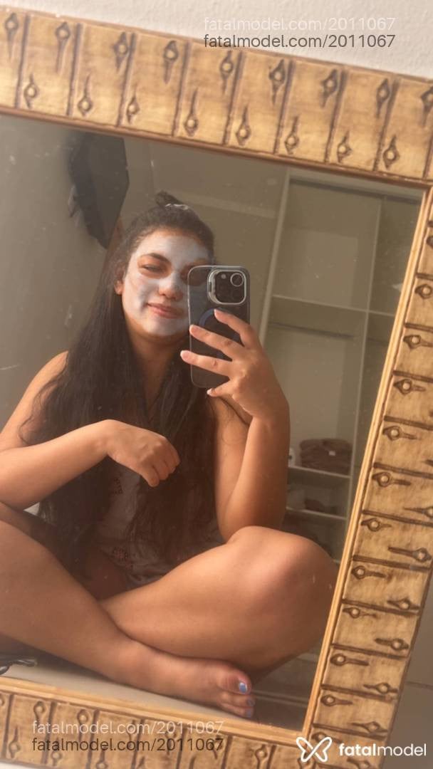 Acompanhante mulher com cabelo castanho de olhos castanhos - Mikaela Borges