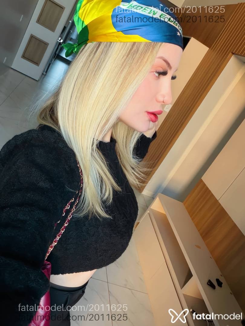Acompanhante mulher com cabelo castanho de olhos verdes em Toledo - Alice Santinni