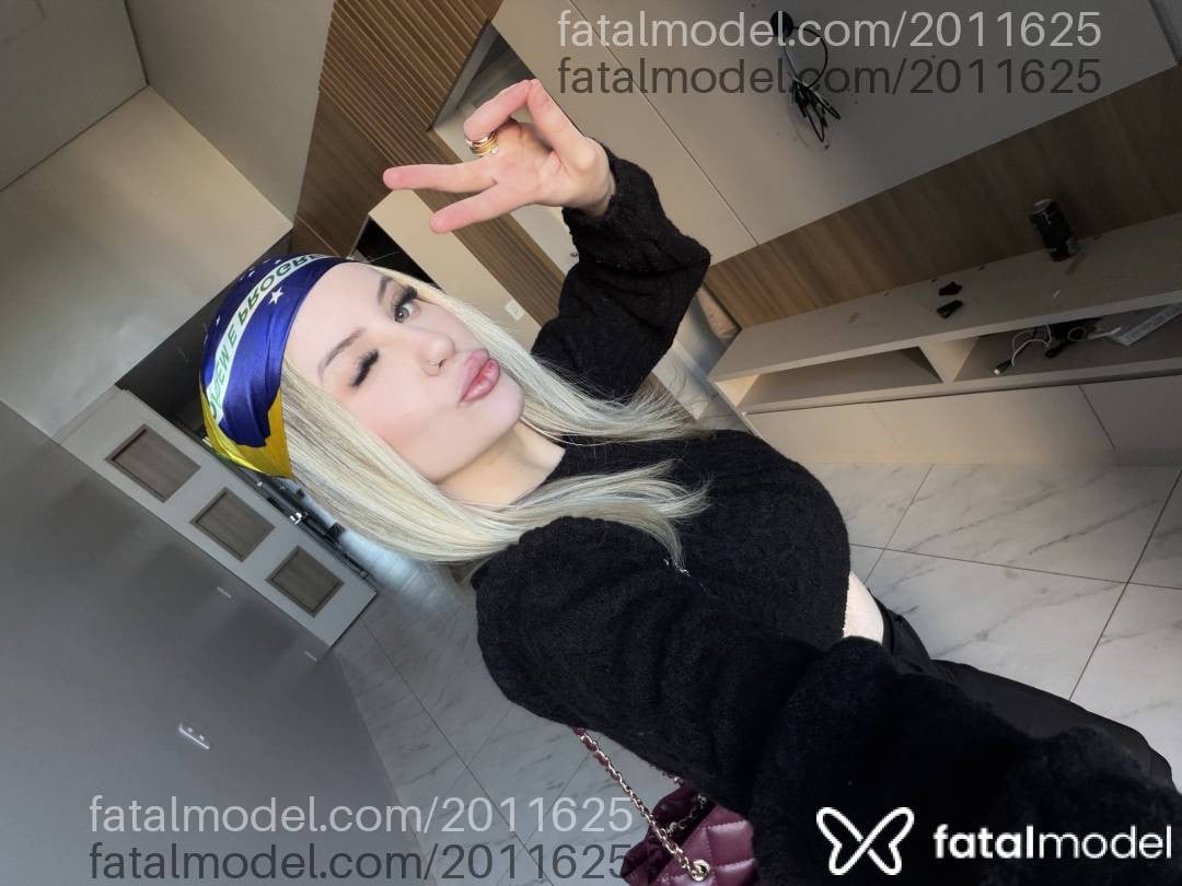 Acompanhante mulher com cabelo castanho de olhos verdes - Alice Santinni