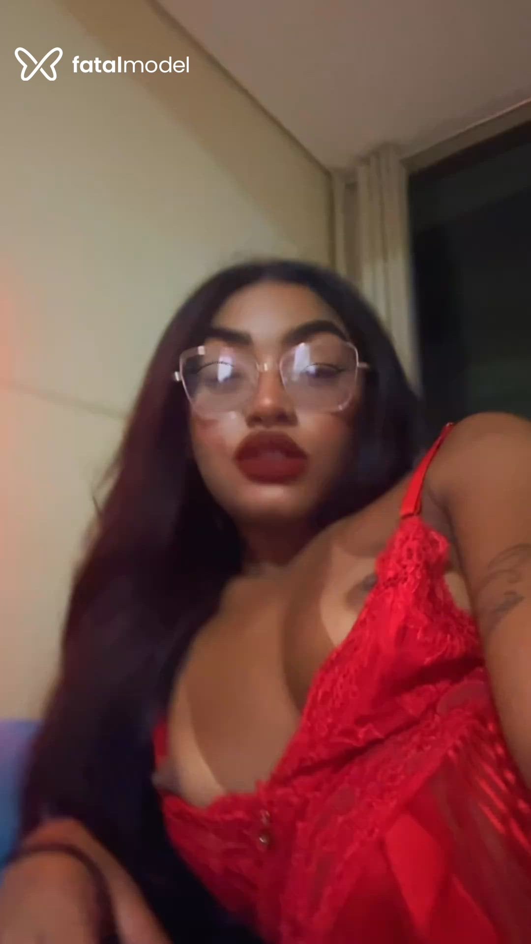 Acompanhante mulher morena (o) de olhos castanhos - Polly
