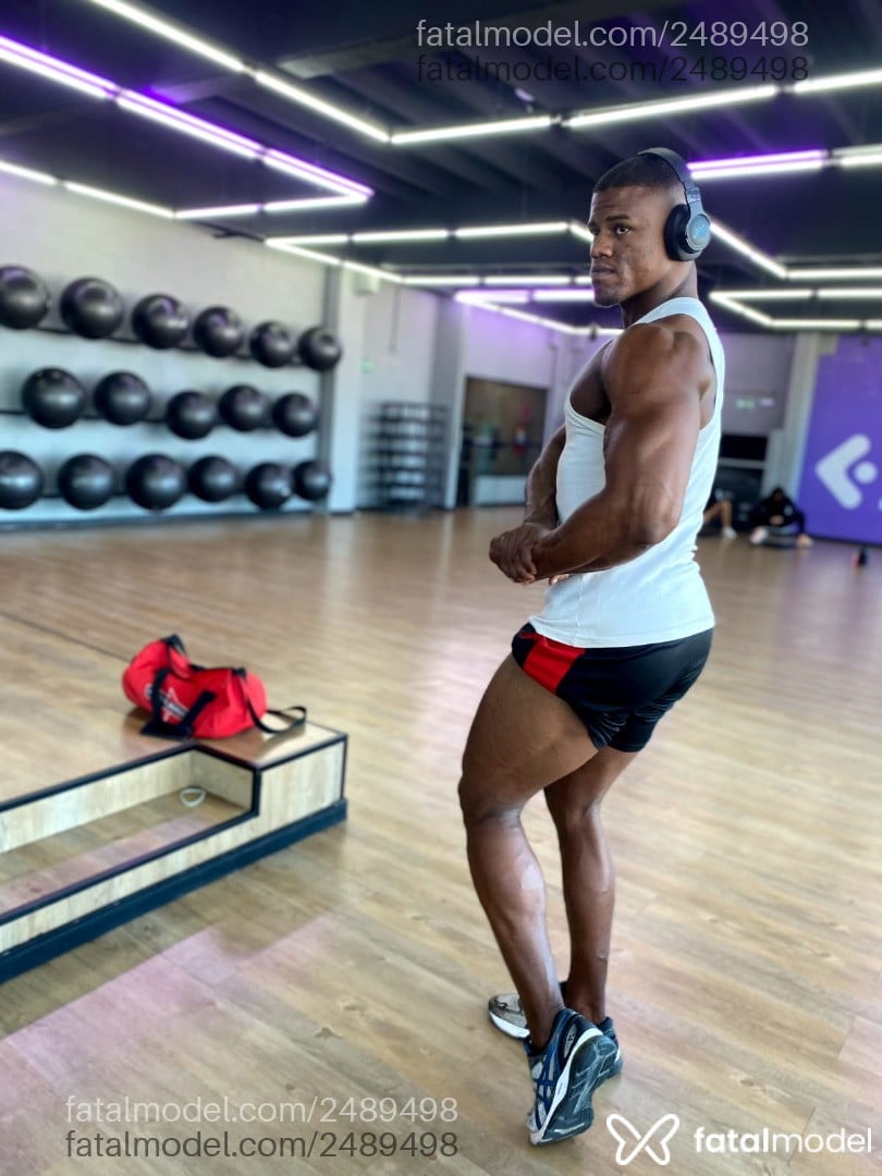 Acompanhante homem morena (o) de olhos castanhos - Negobom