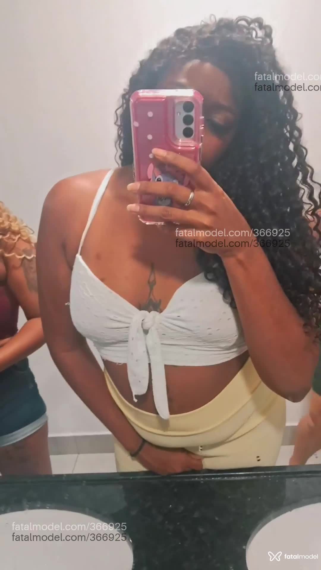 Acompanhante mulher com cabelo castanho de olhos castanhos - Pérola Negra