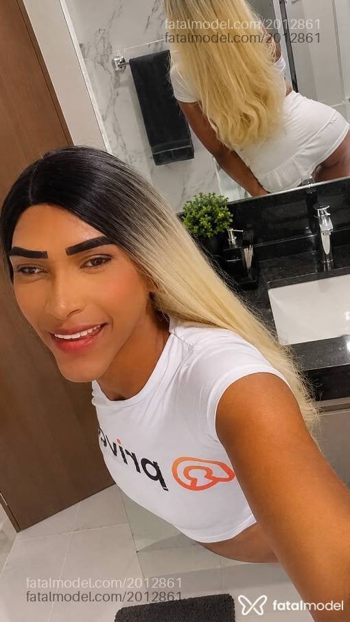 Acompanhante mulher trans loira (o) de olhos castanhos - Laryssa Fontenelle