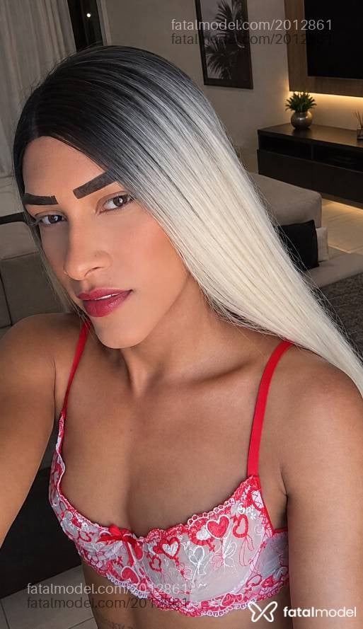 Acompanhante mulher trans loira (o) de olhos castanhos - Laryssa Fontenelle