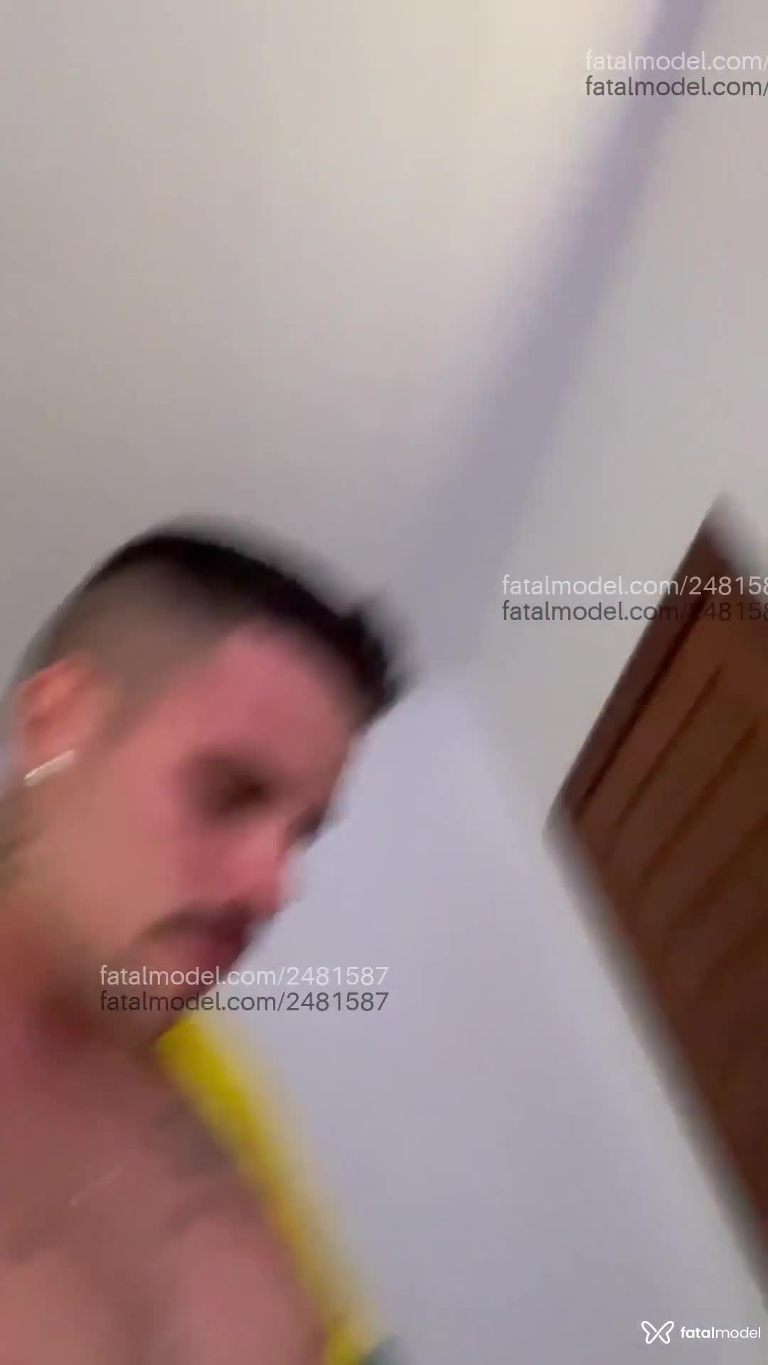 Acompanhante homem com cabelo castanho de olhos verdes em Canela Acompanhante homem com cabelo castanho de olhos verdes em Canela - NandoZL