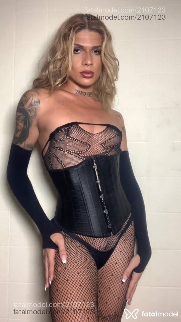 Acompanhante mulher trans com cabelo castanho de olhos castanhos - Putita Acompanhante mulher trans com cabelo castanho de olhos castanhos - Putita