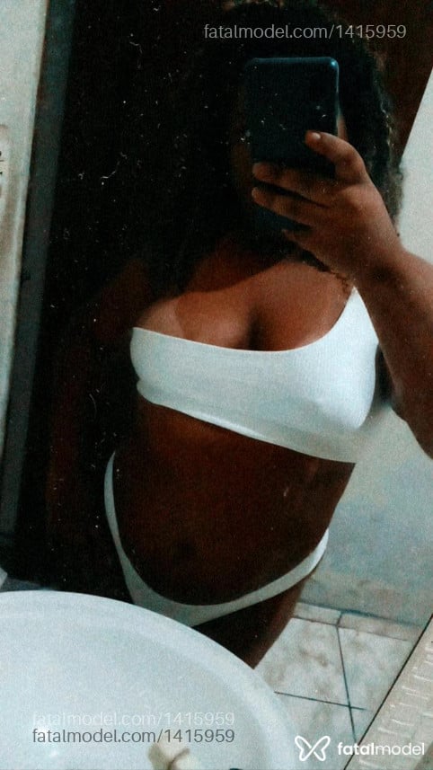 Acompanhante mulher com cabelo castanho de olhos pretos - Mel Mendes