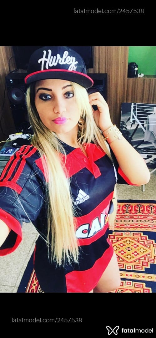 Acompanhante mulher loira (o) de olhos castanhos - Karol