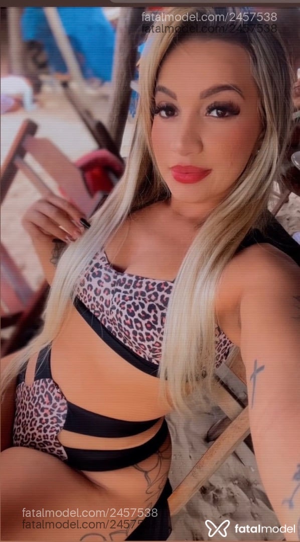 Acompanhante mulher loira (o) de olhos castanhos - Karol