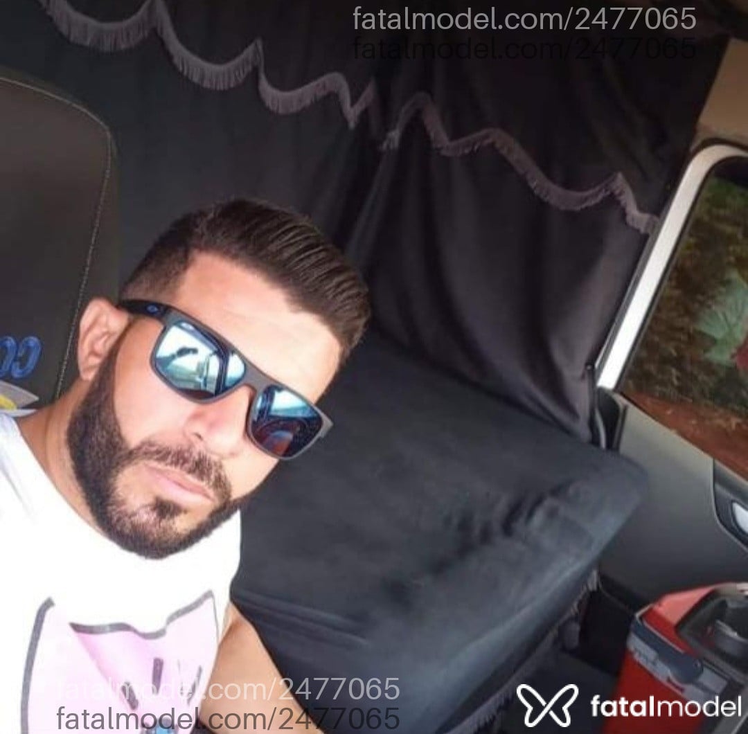 Acompanhante homem com cabelo castanho de olhos castanhos - Carlos