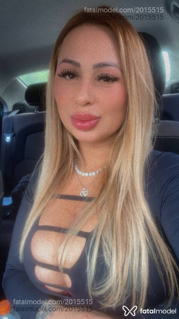 Acompanhante mulher loira (o) de olhos castanhos - Karolaine