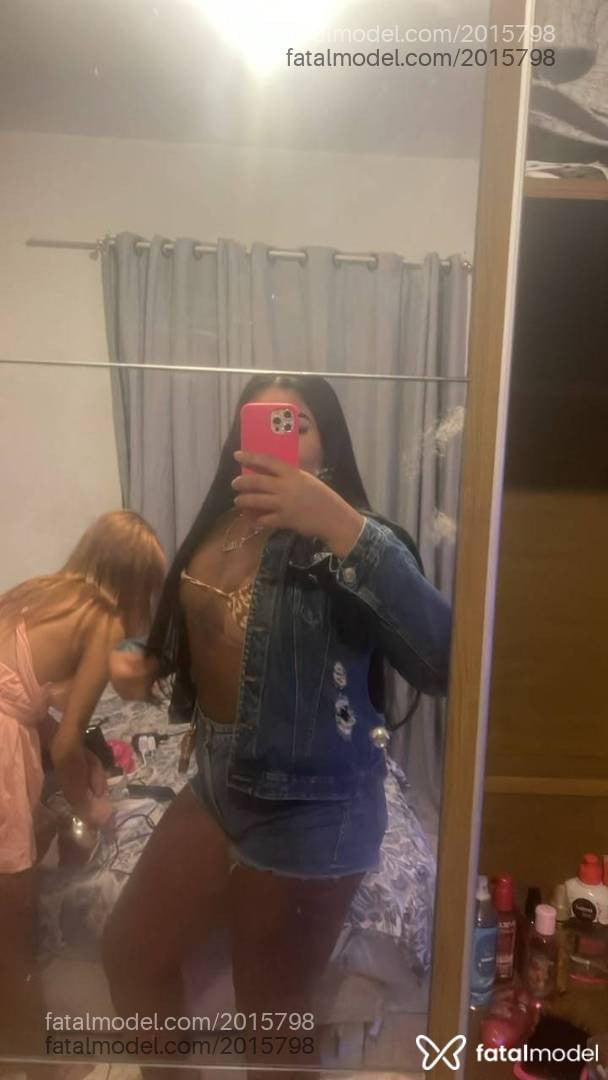 Acompanhante mulher trans morena (o) de olhos castanhos - Isadora