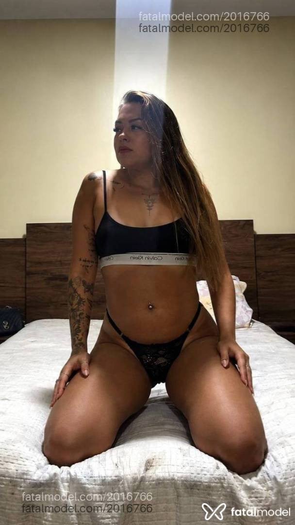 Acompanhante mulher com cabelo castanho de olhos verdes em Ponta Grossa - Mia Monet