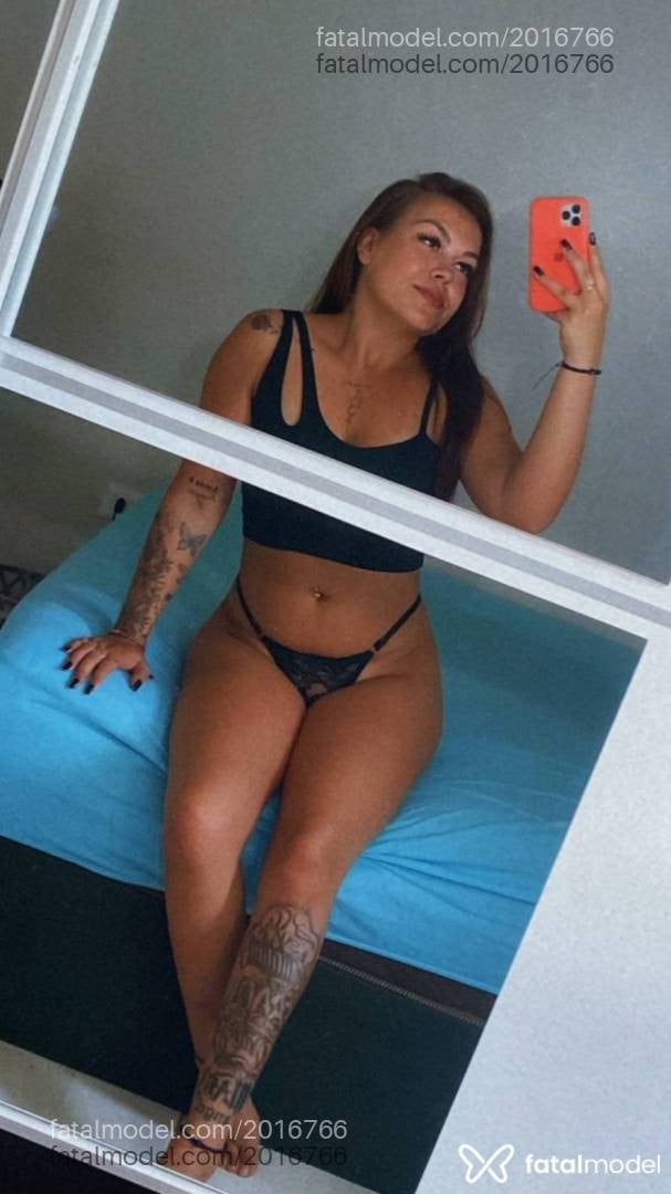 Acompanhante mulher com cabelo castanho de olhos verdes em Ponta Grossa - Mia Monet