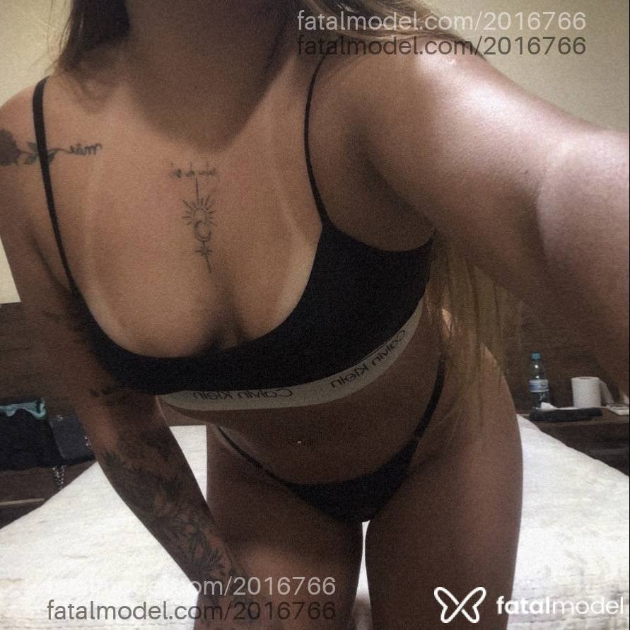 Acompanhante mulher com cabelo castanho de olhos verdes em Ponta Grossa - Mia Monet