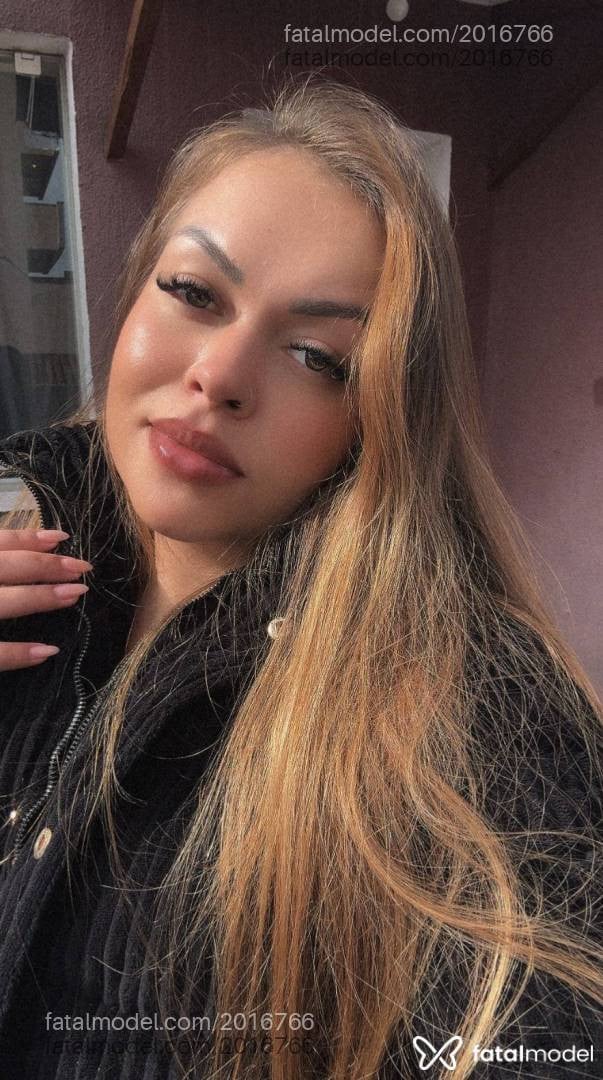 Acompanhante mulher com cabelo castanho de olhos verdes em Ponta Grossa - Mia Monet