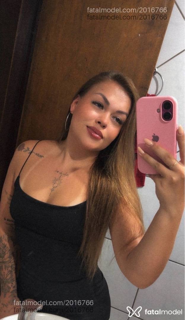 Acompanhante mulher com cabelo castanho de olhos verdes em Ponta Grossa - Mia Monet