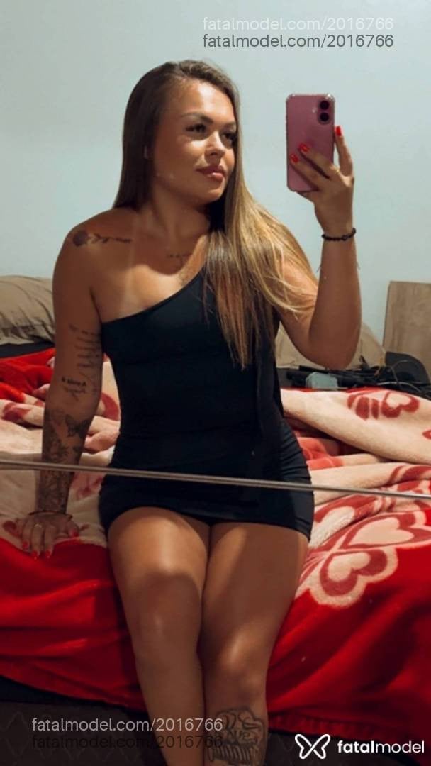 Acompanhante mulher com cabelo castanho de olhos verdes em Ponta Grossa - Mia Monet