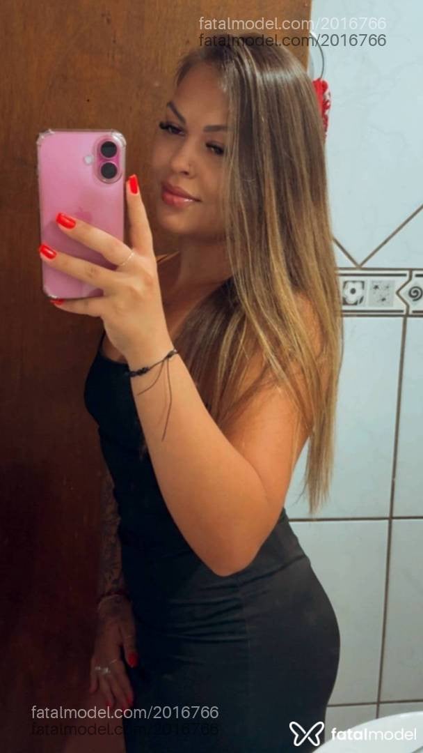 Acompanhante mulher com cabelo castanho de olhos verdes em Ponta Grossa - Mia Monet