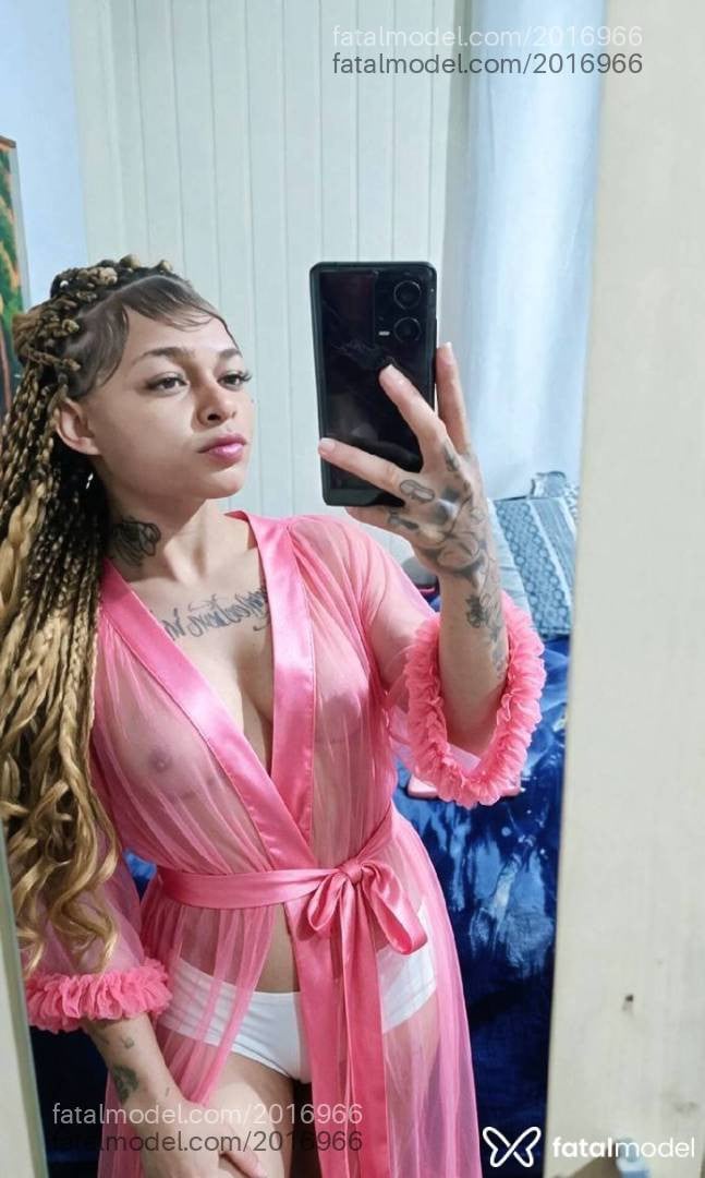 Acompanhante mulher loira (o) de olhos verdes - Valentina